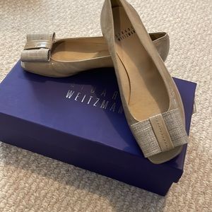 Stuart Weitzman Bowella Pebble Aniline size 6 open toe patent leather flat.